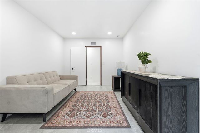 18114 Schoenborn, Northridge, CA 91325