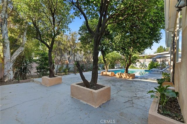 18114 Schoenborn, Northridge, CA 91325