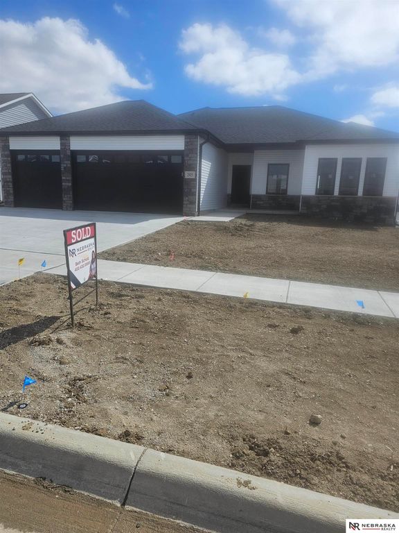 225 Kristi Lane, Hickman, NE 68372