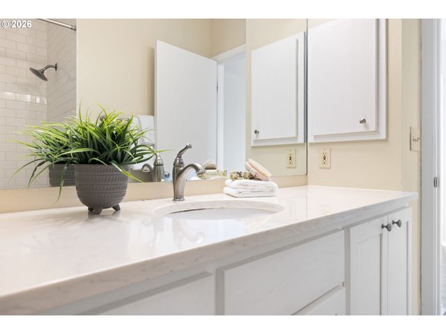 310 Nw UPTOWN Ter 2B, Portland, OR 97210