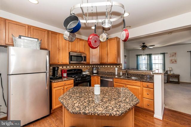 8 SHOEMAKER DR, Swedesboro, NJ 08085