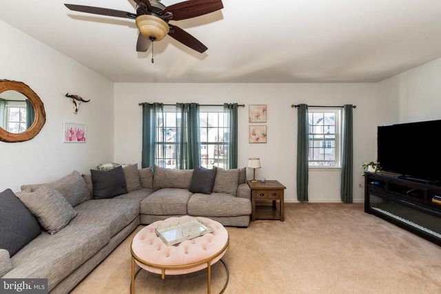 8 SHOEMAKER DR, Swedesboro, NJ 08085