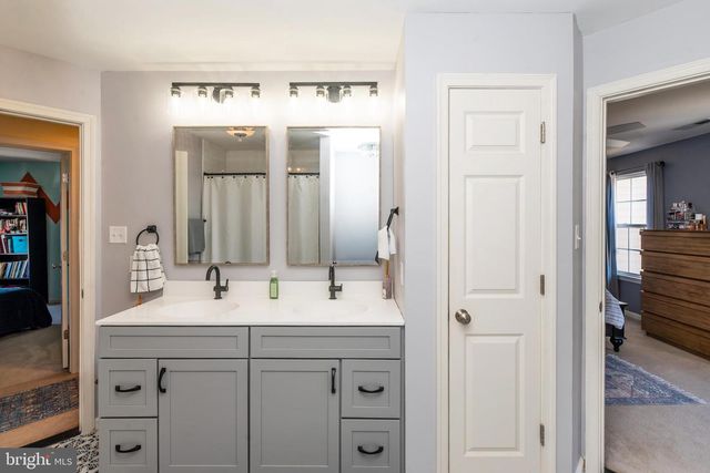 8 SHOEMAKER DR, Swedesboro, NJ 08085