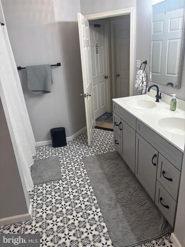 8 SHOEMAKER DR, Swedesboro, NJ 08085