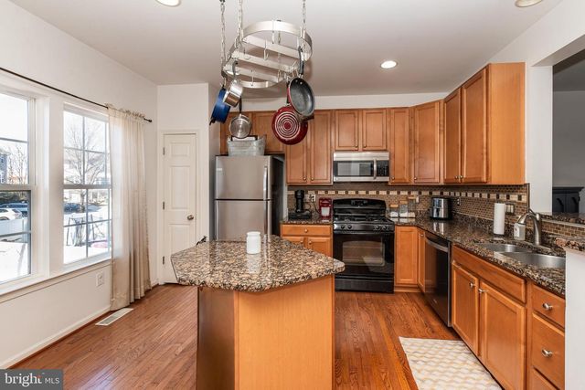 8 SHOEMAKER DR, Swedesboro, NJ 08085