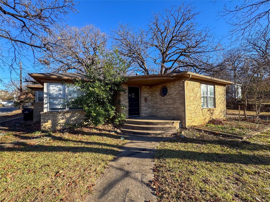 1431 W Chestnut Street, Denison, TX 75020