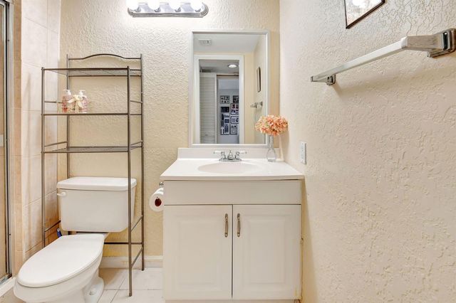 5715 FAIRWAY PARK Drive 201, Boynton Beach, FL 33437