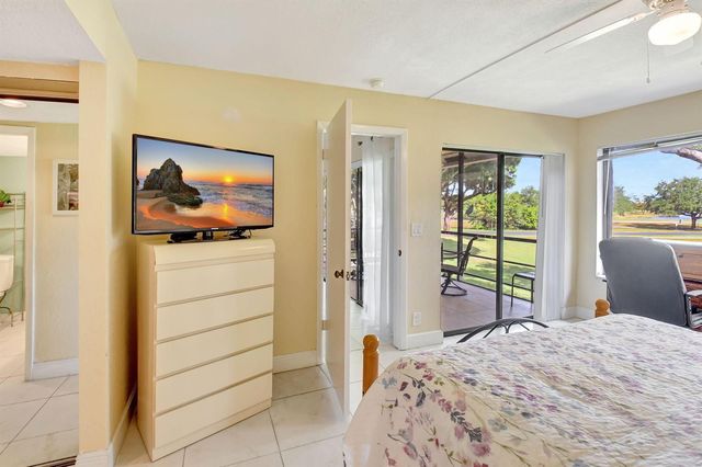 5715 FAIRWAY PARK Drive 201, Boynton Beach, FL 33437