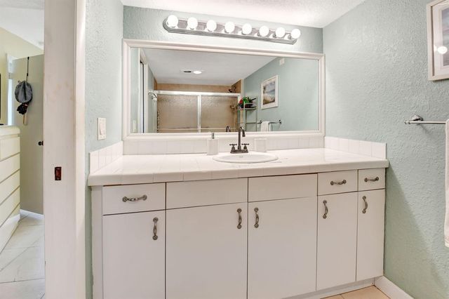 5715 FAIRWAY PARK Drive 201, Boynton Beach, FL 33437