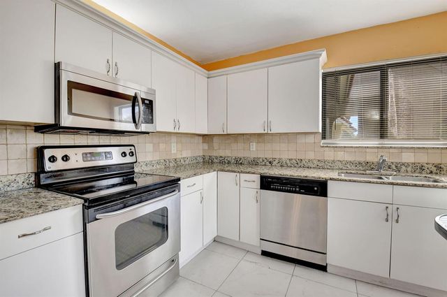 5715 FAIRWAY PARK Drive 201, Boynton Beach, FL 33437