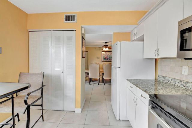 5715 FAIRWAY PARK Drive 201, Boynton Beach, FL 33437