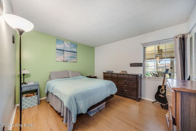 1035 Summitt Dr, Louisville, KY 40229