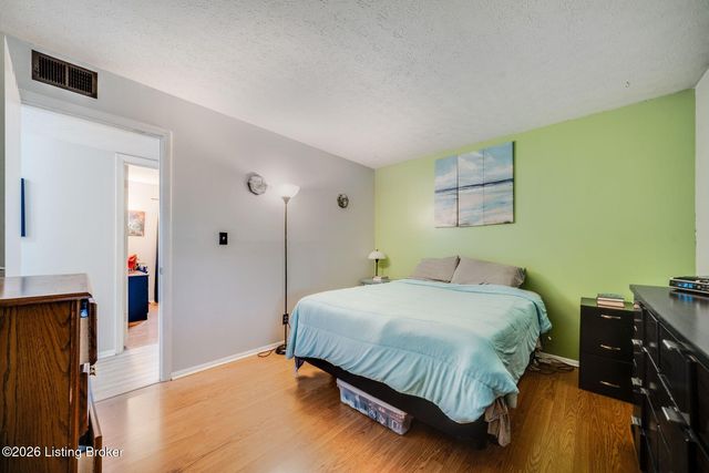 1035 Summitt Dr, Louisville, KY 40229