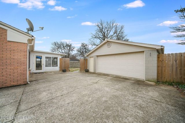 1035 Summitt Dr, Louisville, KY 40229