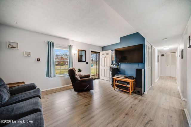 1035 Summitt Dr, Louisville, KY 40229