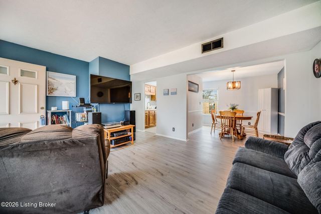 1035 Summitt Dr, Louisville, KY 40229