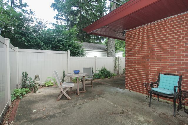 1020 S Knight Avenue, Park Ridge, IL 60068