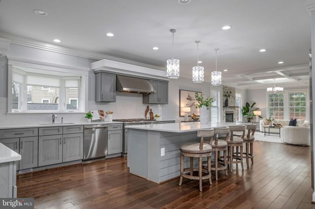 7908 HOLMES RUN DR, Falls Church, VA 22042