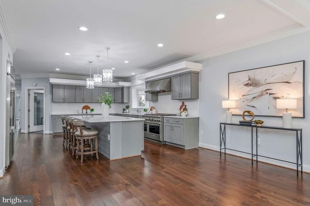 7908 HOLMES RUN DR, Falls Church, VA 22042