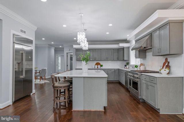 7908 HOLMES RUN DR, Falls Church, VA 22042