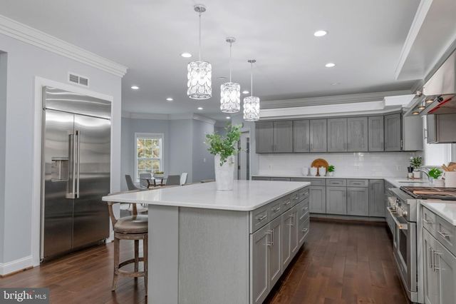 7908 HOLMES RUN DR, Falls Church, VA 22042