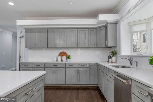 7908 HOLMES RUN DR, Falls Church, VA 22042