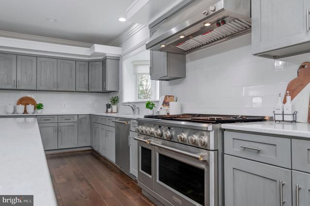 7908 HOLMES RUN DR, Falls Church, VA 22042