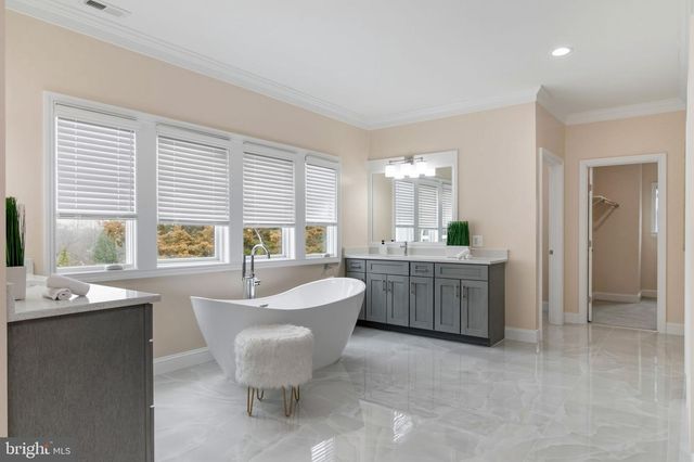 7908 HOLMES RUN DR, Falls Church, VA 22042