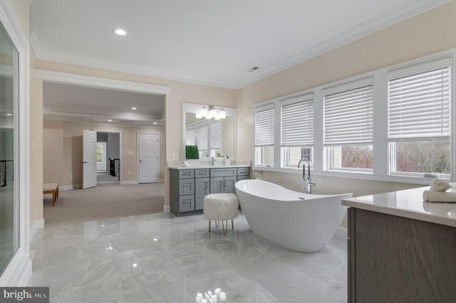 7908 HOLMES RUN DR, Falls Church, VA 22042