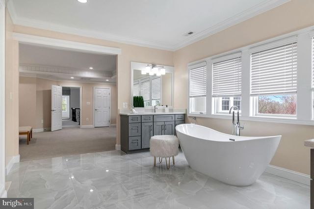 7908 HOLMES RUN DR, Falls Church, VA 22042