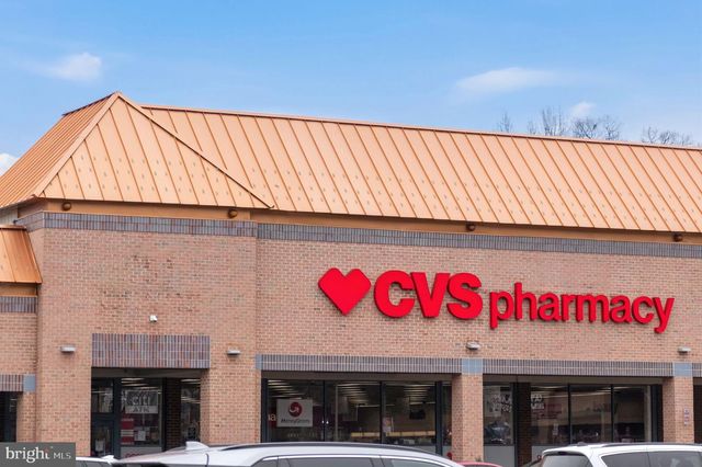 7908 HOLMES RUN DR, Falls Church, VA 22042