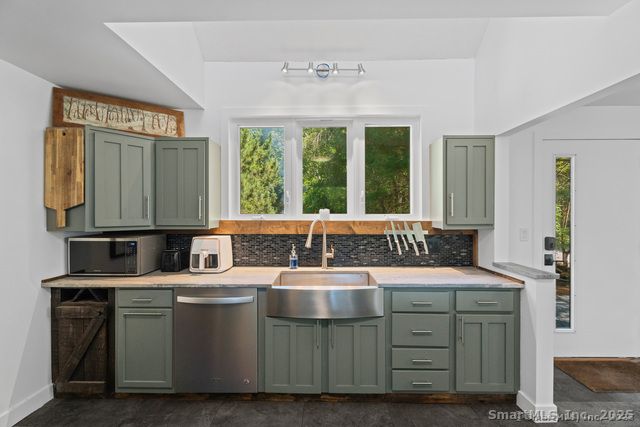 564 Hubbard Road, Killingly, CT 06241