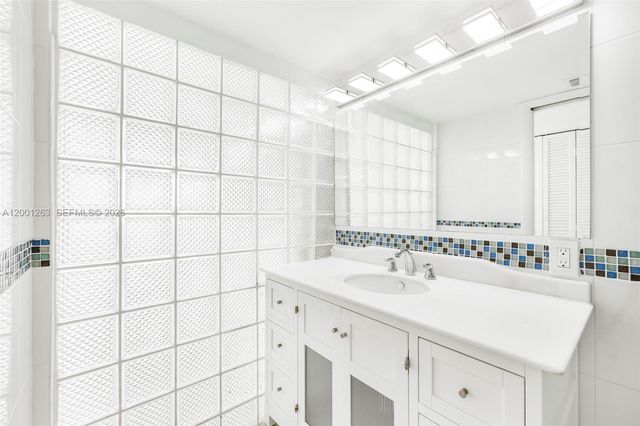 1420 Brickell Bay Dr 1401A, Miami, FL 33131