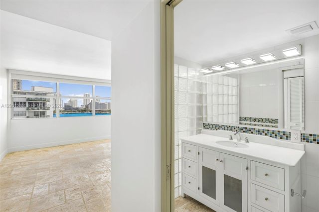 1420 Brickell Bay Dr 1401A, Miami, FL 33131