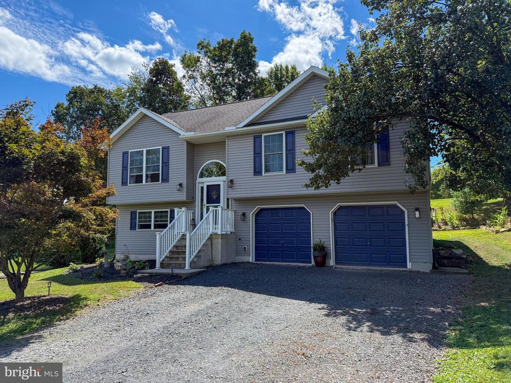 1652 WAMPUM DR, Auburn, PA 17922