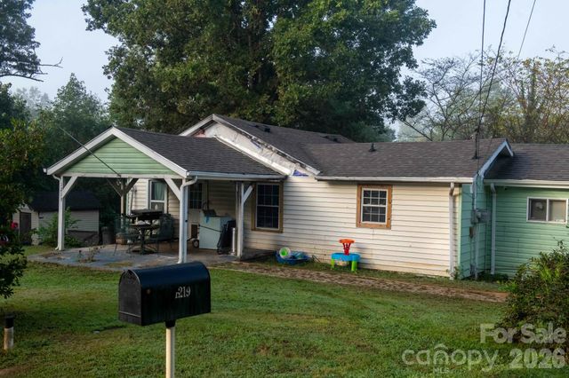 1219 Peak Place NW, Lenoir, NC 28645