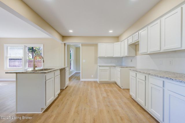 8201 Huntsman Trail, Louisville, KY 40291