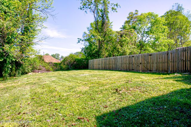 8201 Huntsman Trail, Louisville, KY 40291