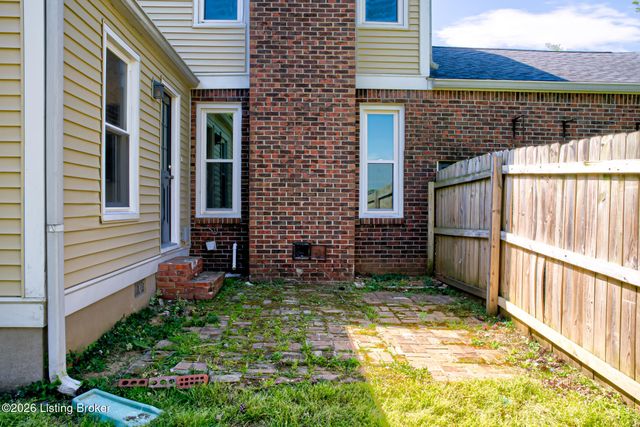 8201 Huntsman Trail, Louisville, KY 40291
