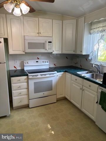 1243 IPSWICH DR, Wilmington, DE 19808