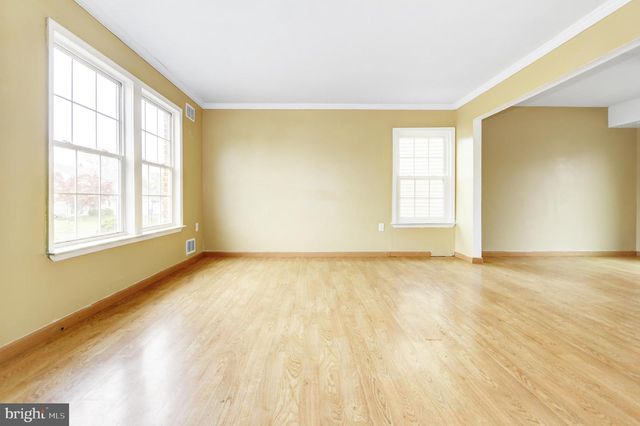 5 COMPASS LN, Barnegat, NJ 08005