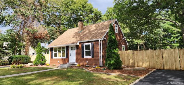 430 Boxwood Drive, Shirley, NY 11967
