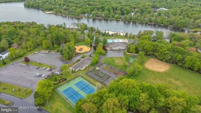 7430 VENTNOR DR, Tobyhanna, PA 18466