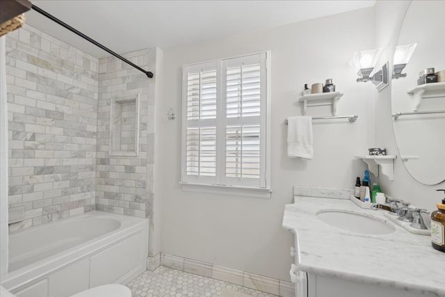 7151 N Ottawa Avenue, Chicago, IL 60631