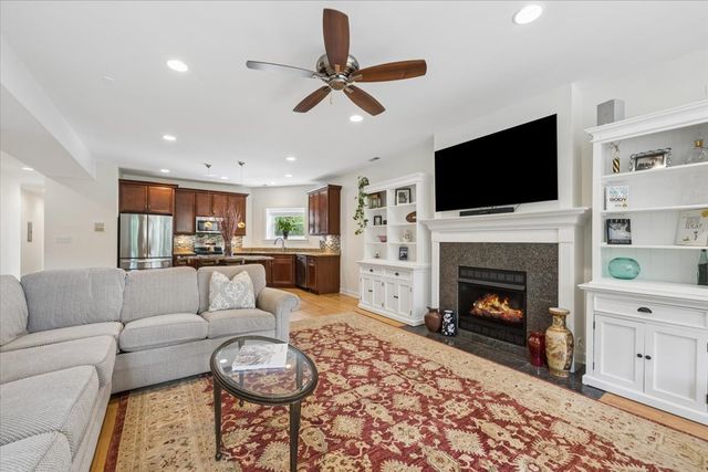 1529 W Touhy Avenue 2, Chicago, IL 60626