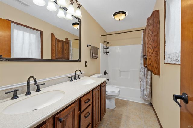 210 Knoll Ridge Boulevard, Kendallville, IN 46755