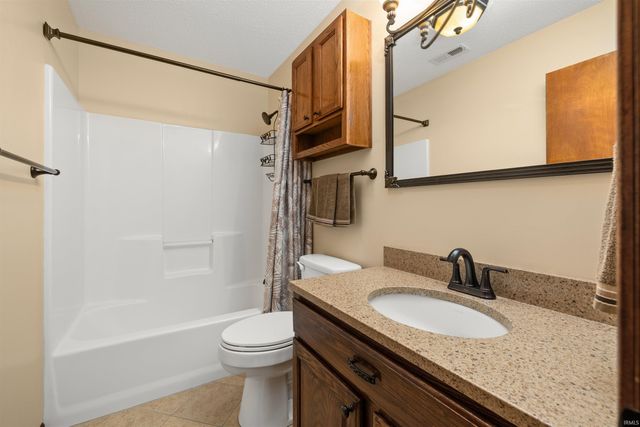210 Knoll Ridge Boulevard, Kendallville, IN 46755