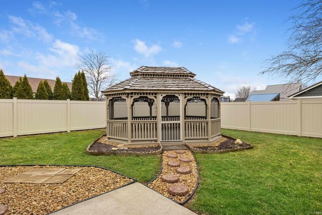 210 Knoll Ridge Boulevard, Kendallville, IN 46755