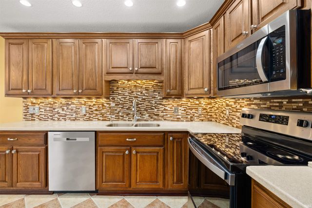 210 Knoll Ridge Boulevard, Kendallville, IN 46755