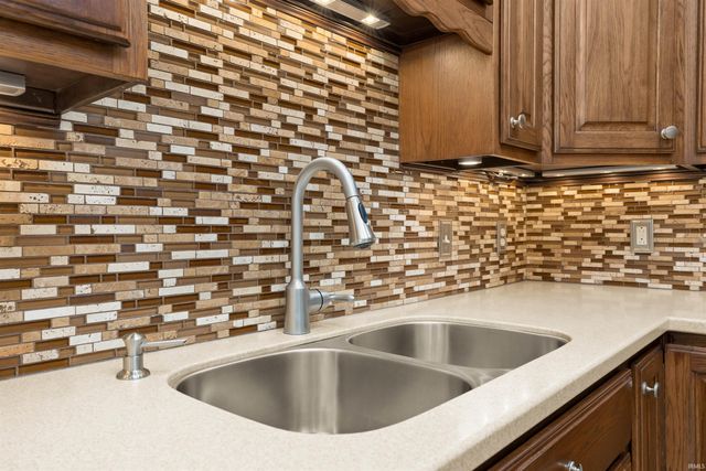 210 Knoll Ridge Boulevard, Kendallville, IN 46755